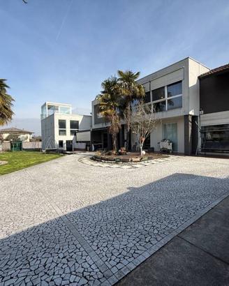 Casa indipendente di 441 m² con 4 locali e posto a