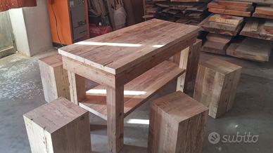 tavolo in legno vecchio con 6 sedute a cubotto