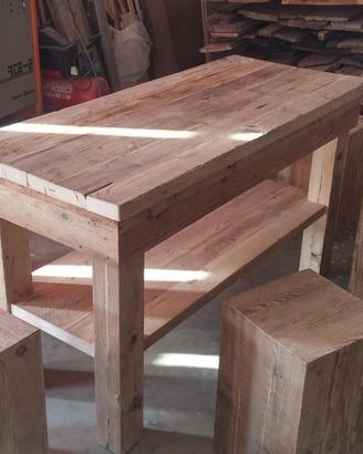 tavolo in legno vecchio con 6 sedute a cubotto