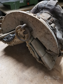 Sella, finimenti e collare vecchi di asino o caval