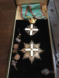 Medaglia e spilla antiche con custodia