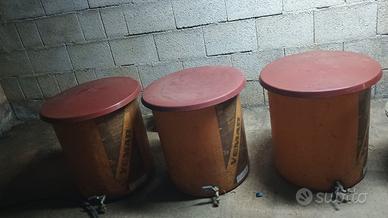 3 contenitori vetroresina per olio da 100 L.