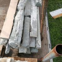 Scalini antichi in pietra e stipiti