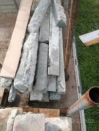 Scalini antichi in pietra e stipiti