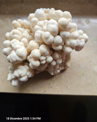 Stalactite minerale di cristalli di quarzo
