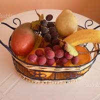 Frutta finta decoratica con cestino vintage