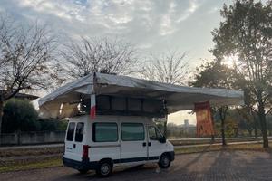Tendalino elettrico per furgone ambulante