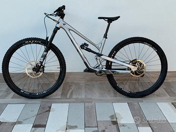 YT Jeffsy Core 2 con freni Magura 5