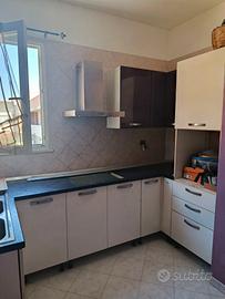 Cucina lineare e frigorifero 
