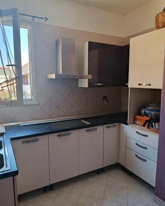 Cucina lineare e frigorifero 