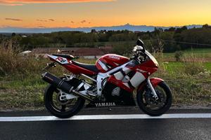 Yamaha YZF R6 rossa