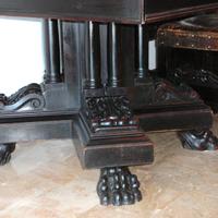 tavolo con piedi di leone