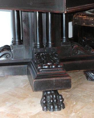 tavolo con piedi di leone