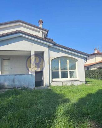 Villa di 180 m² con più di 5 locali e box auto a C