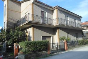 Villa di 300 m² con più di 5 locali e box auto dop