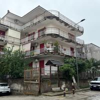 Ampio trilocale in parco con cantinola cod. 1022