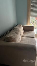 coppia di divani Natuzzi in alcantara color crema