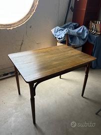 Tavolo Thonet in legno marrone