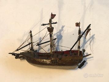 Vintage 1980's mini miniatura Galeone in legno