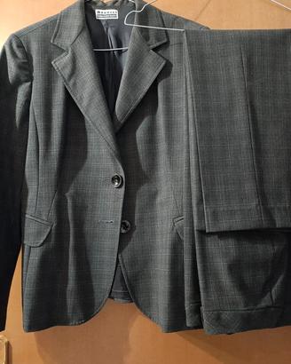 tailleur pantalone giacca più grande dei pantaloni