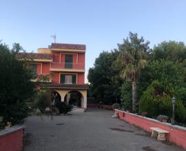 Villa immersa nel verde con piscina