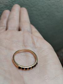 Anello color oro con pietre nere - Misura 17.73