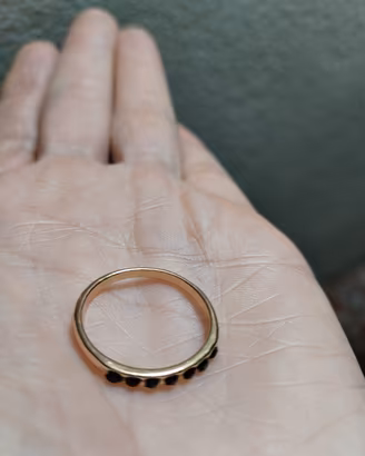 Anello color oro con pietre nere - Misura 17.73
