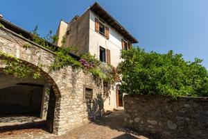 CASA SEMINDIPENDENTE A GARGNANO
