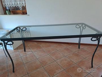 Tavolo in ferro battuto e sedie