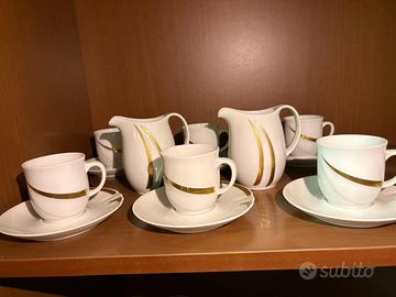 Servizio da caffè in porcellana con bordo dorato –
