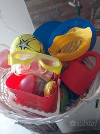 cesto con giochi da mare.