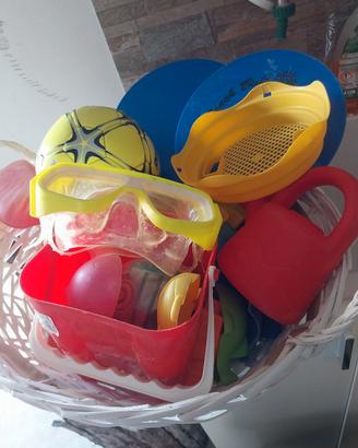 cesto con giochi da mare.