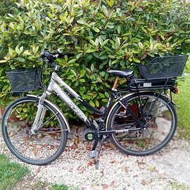 bici donna coppi con cambio scimano dotata di moto