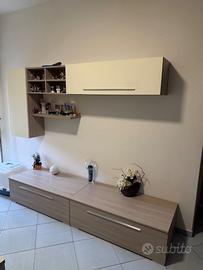 Soggiorno parete attrezzata e mobile tv