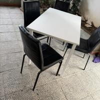 Tavolo e sedie moderno