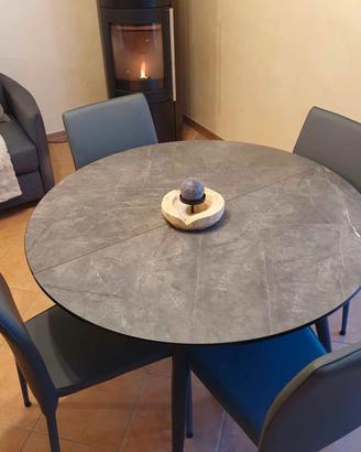 Tavolo in metallo e melaminico