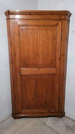 Armadio ad angolo in legno – Stile classico