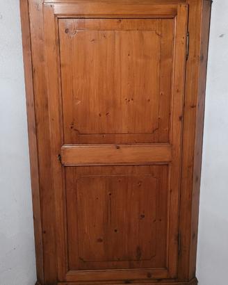 Armadio ad angolo in legno – Stile classico