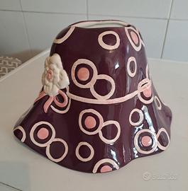 Vaso da parete in ceramica a forma di cappello