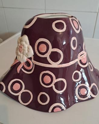 Vaso da parete in ceramica a forma di cappello