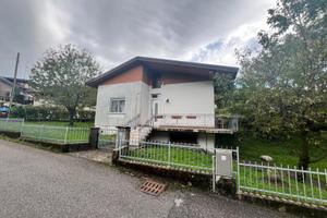 CASA INDIPENDENTE CON GIARDINO IMMERSA NELLA TR...