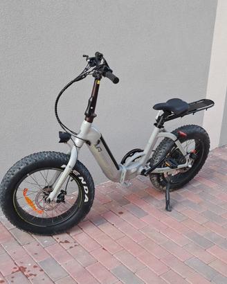 bicicletta  elettrica elettroassistita pieghevole