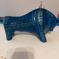 Scultaura di toro di Aldo Londi per Bitossi.