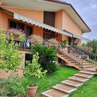 VILLA RISTRUTTURATA CON GARAGE EXTRA-LARGE E GI...
