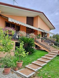 VILLA RISTRUTTURATA CON GARAGE EXTRA-LARGE E GI...