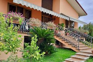 VILLA RISTRUTTURATA CON GARAGE EXTRA-LARGE E GI...