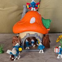 Villaggio dei puffi con casa grande e 2 piccole