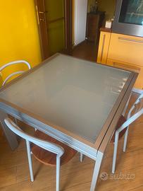 Tavolo in vetro allungabile