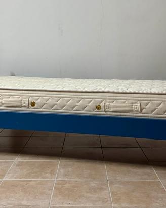 Letto singolo con comodino