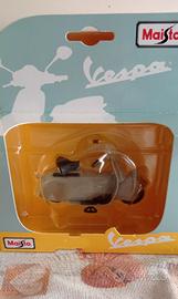 Modellino 1:18 Vespa Piaggio MP5 Paperino 